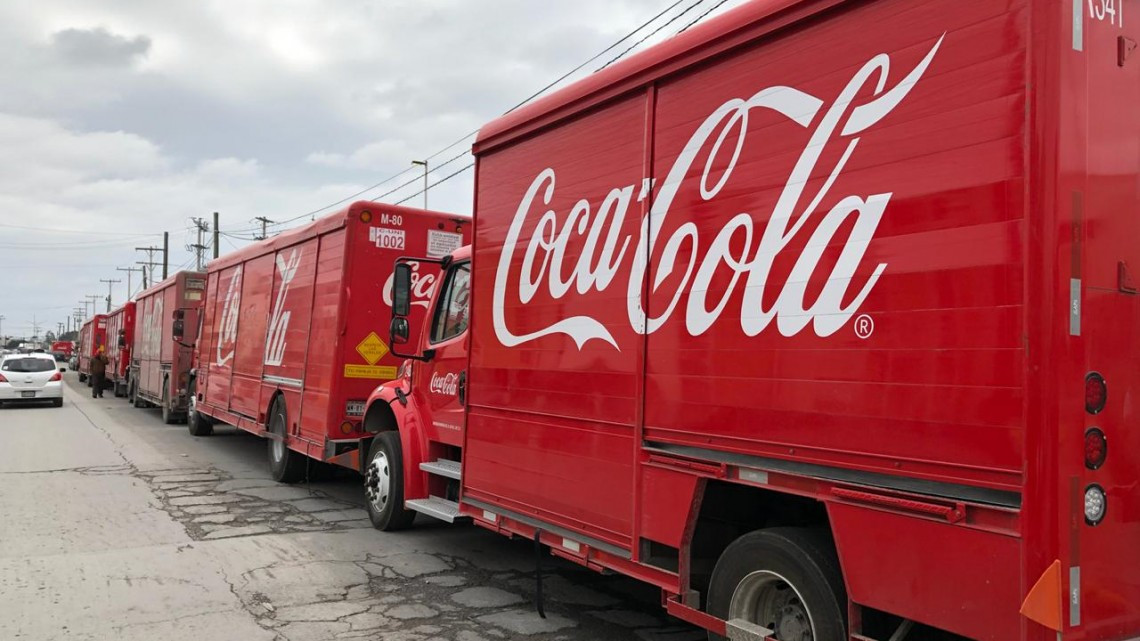 Continúa la huelga en la Coca-Cola; consumidores reportan desabasto de refresco