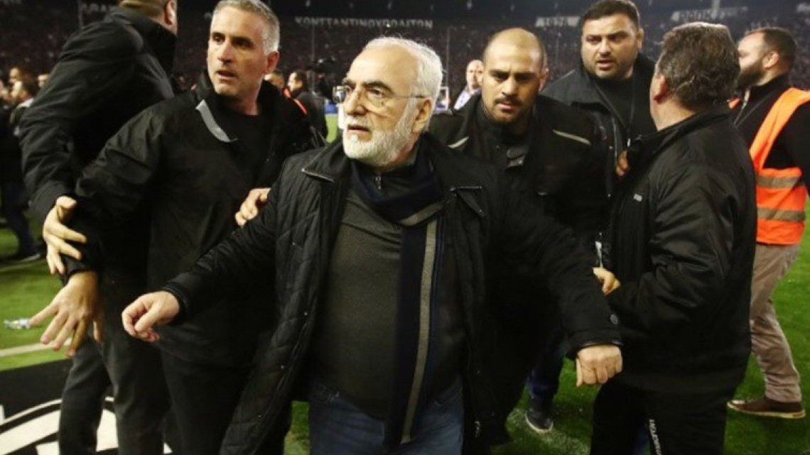 Presidente de club griego invade la cancha supuestamente armado