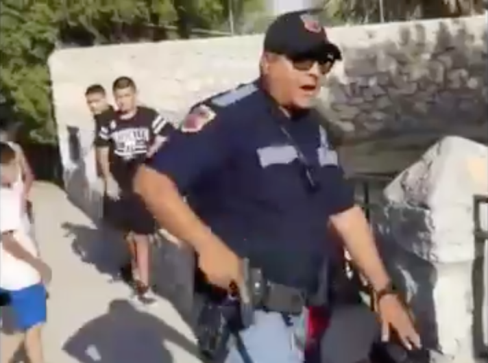 Policía apunta a niño con arma