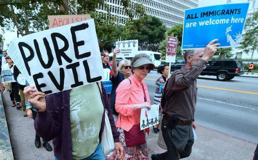 Madres de familia indocumentadas emiten demanda contra Trump 