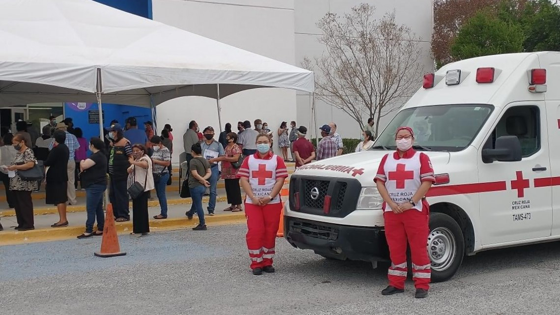 Durante vacunación, asisten a adultos mayores con síntomas secundarios por enfermedades y calor