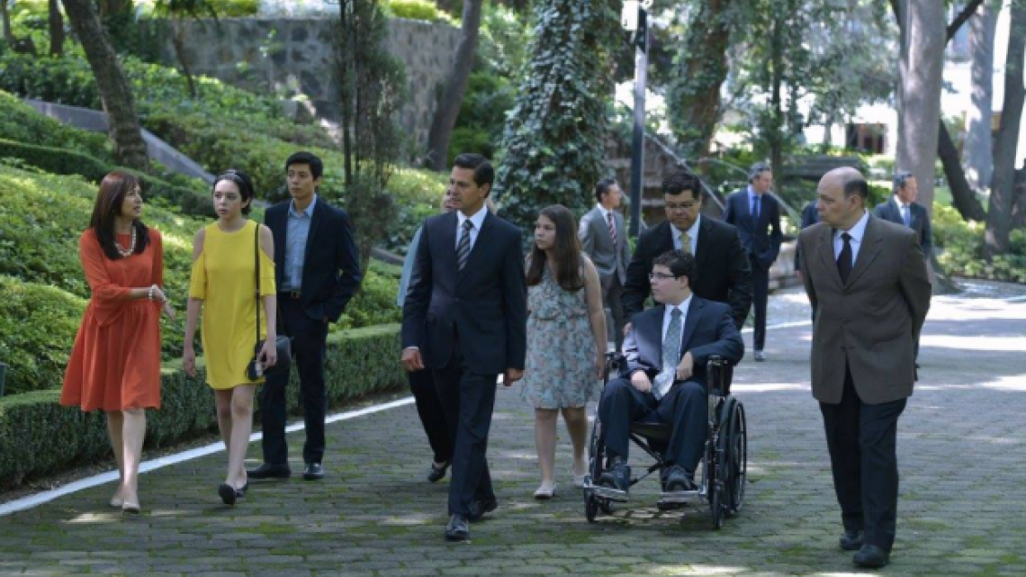 Se reúne EPN con víctimas de tiroteo en Colegio Americano