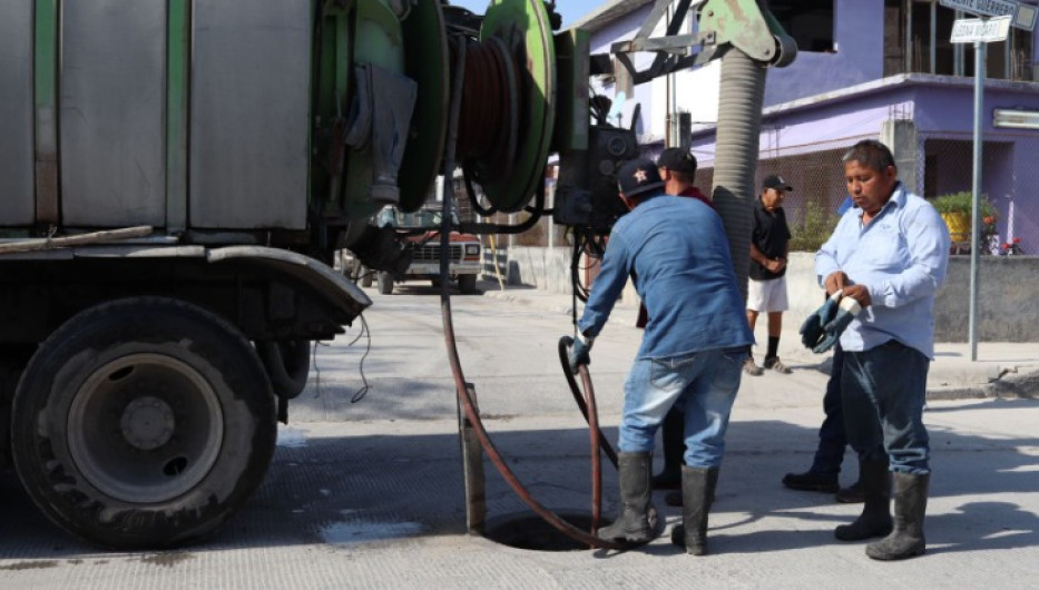 Realiza COMAPA limpieza de pozos y colectores en Aquiles Serdán II