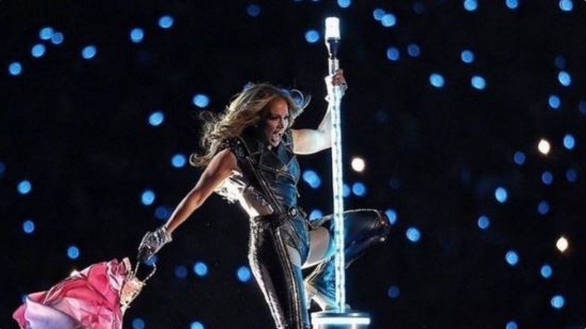 Con ritmo latino, Shakira y JLO encienden el escenario del Medio Tiempo del SB