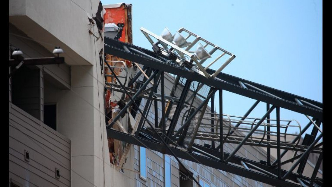 Deja un muerto tras caída de una grúa sobre edificio en Dallas
