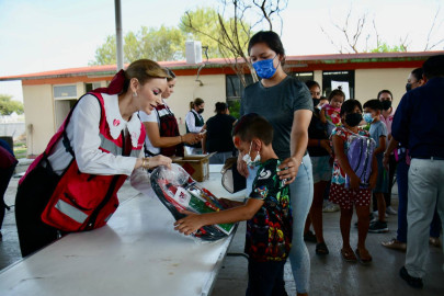 Realiza Sistema DIF entrega de útiles escolares 