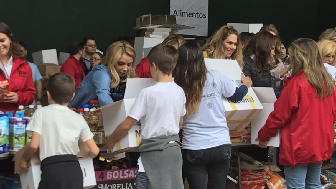 Camiones con despensa parten para apoyo de damnificados