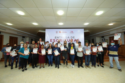 Reciben familias escrituras de sus viviendas 