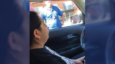 Agentes de ICE rompen ventanilla de auto para arrestar a migrante mexicano