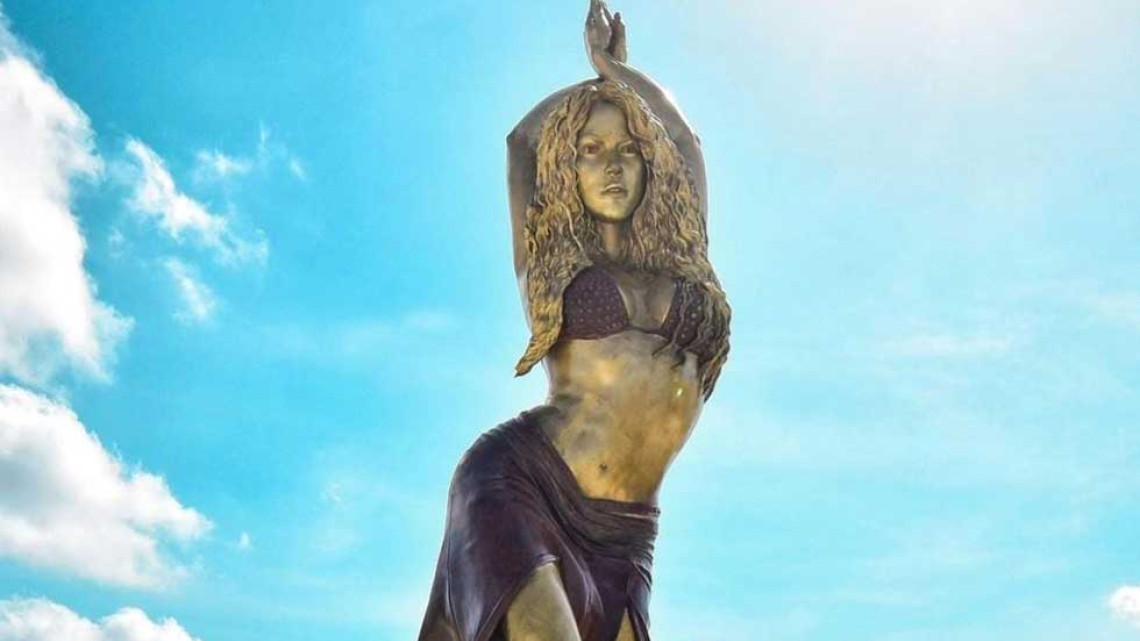 Develan estatua gigante de Shakira en Barranquilla 
