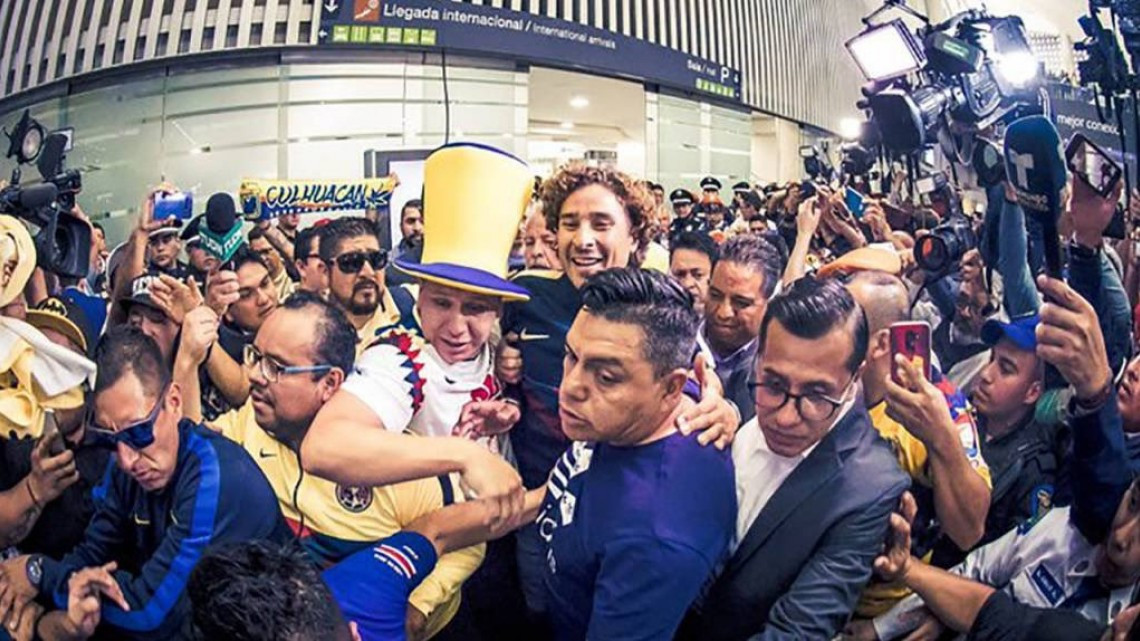 Así recibieron a Guillermo Ochoa en el aeropuerto de la Ciudad de México