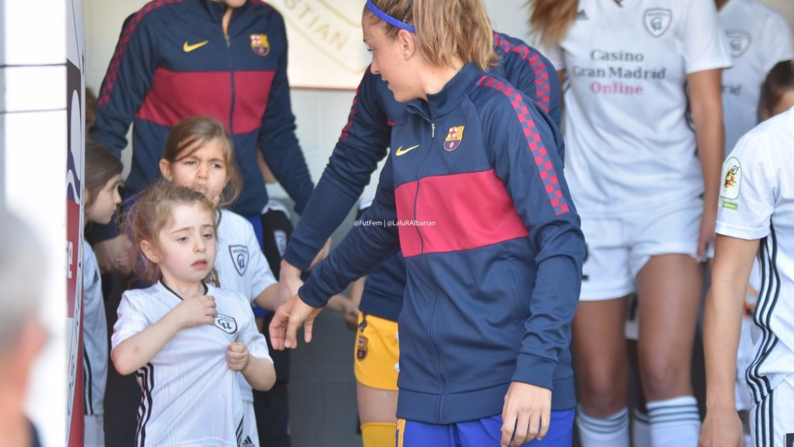 Niña del Real Madrid llora desconsoladamente por acompañar a jugadora del Barcelona