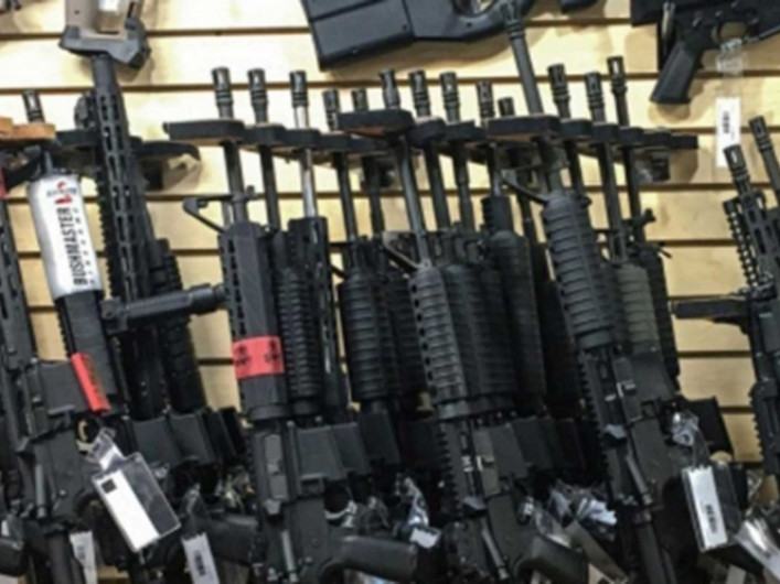 Buscan utilizar fondo federal para compra de armas en escuelas