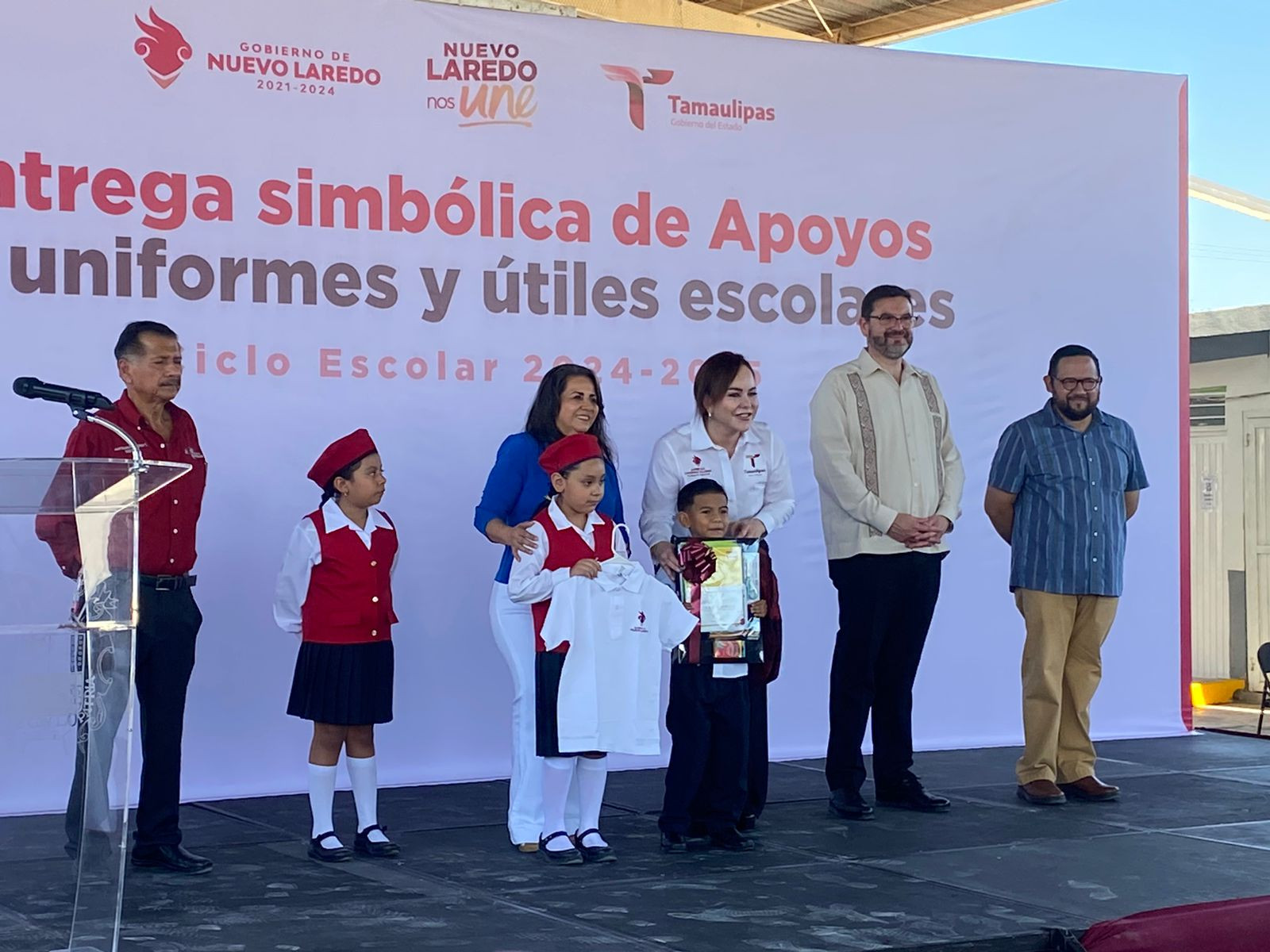 Reciben estudiantes mochilas y útiles en el primer día de clases