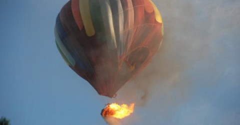 Muere una turistas tras caída de aerostático en Egipto