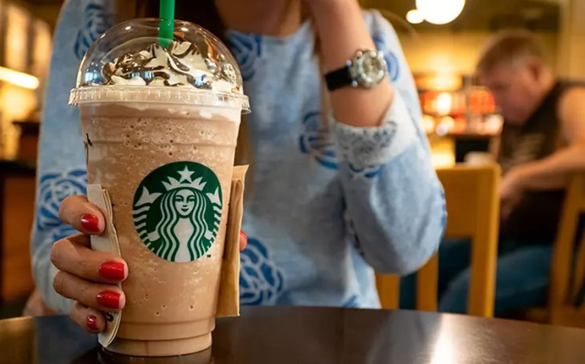 Multan a Starbucks por dibujar en vaso de cliente unos ‘ojos rasgados’