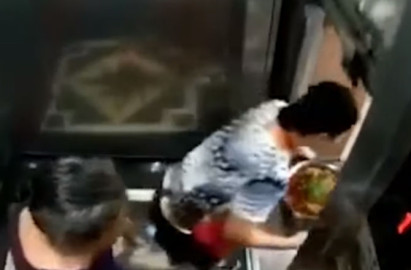 Mujer se salva de ser aplastada por un ascensor 