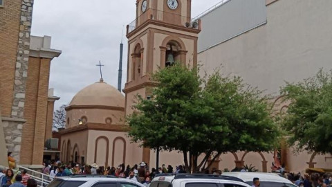 Celebran fieles en parroquias domingo de ramos