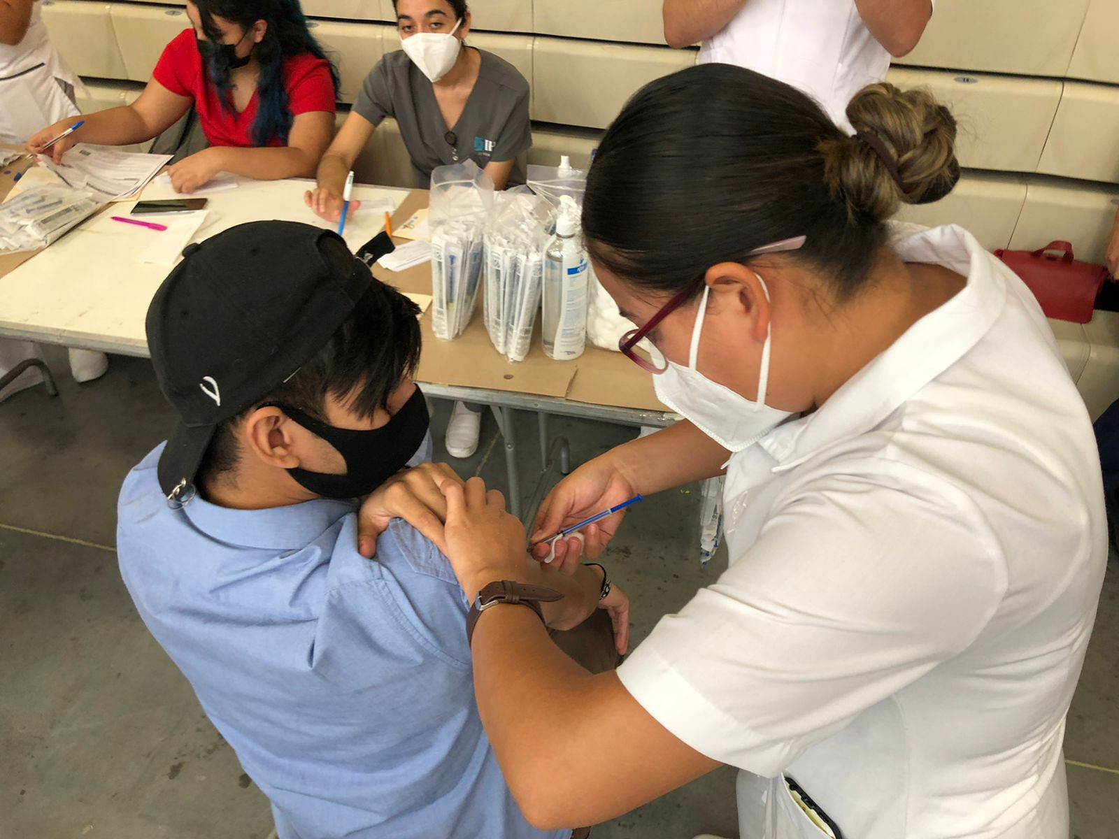 Jóvenes los más entusiastas en aplicarse la vacuna contra Covid-19 en Nuevo Laredo 