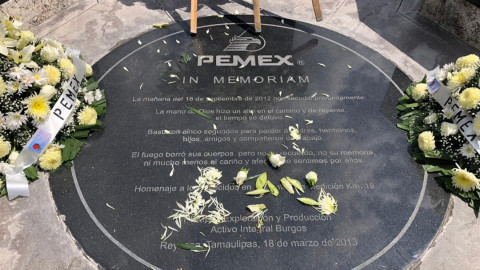 Entregan ofrenda floral a fallecidos por explosión de PEMEX