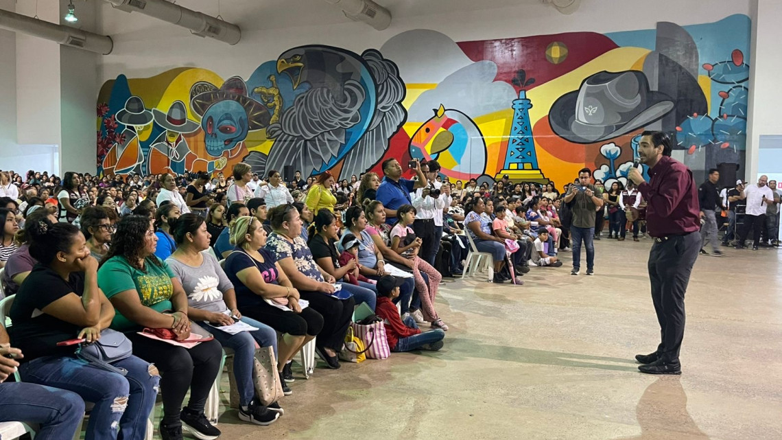 Entrega tarjetas de las becas “Contamos Contigo