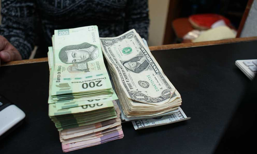 Dólar se vende en 21.75 pesos en el AICM