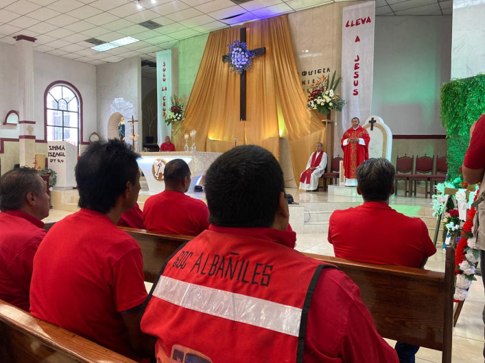 Celebran con misa Día del Albañil (Santa Cruz)