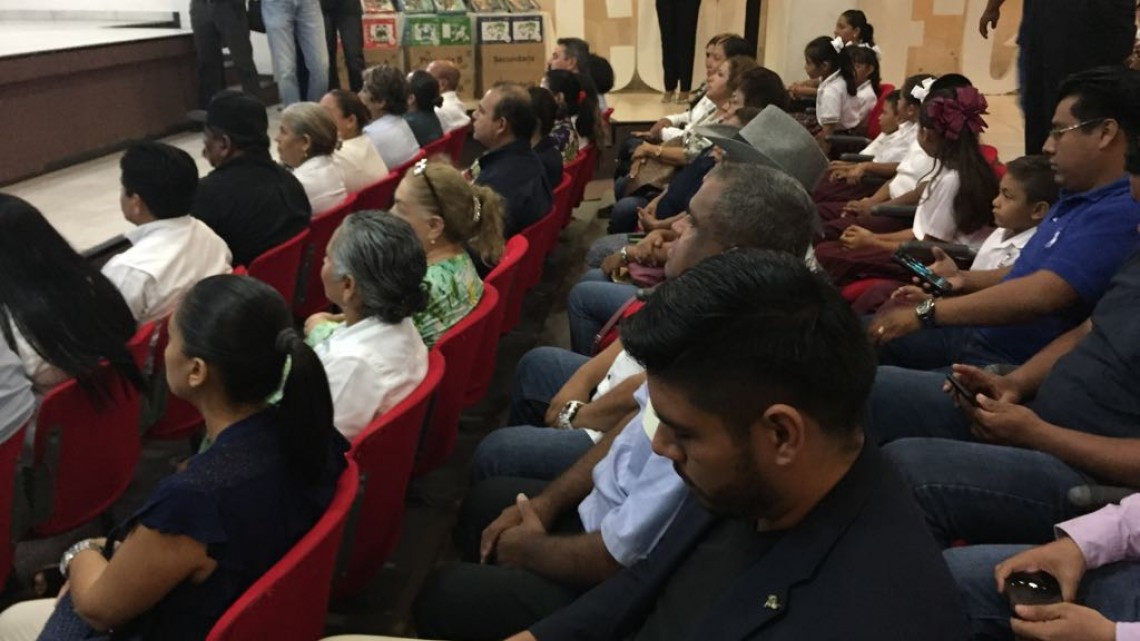 Se entregan útiles escolares para niños en sectores alejados, dependientes del Conafe.