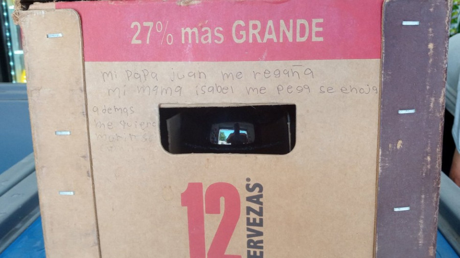 Con mensaje en un cartón de cervezas, niña pide ayuda por maltrato familiar