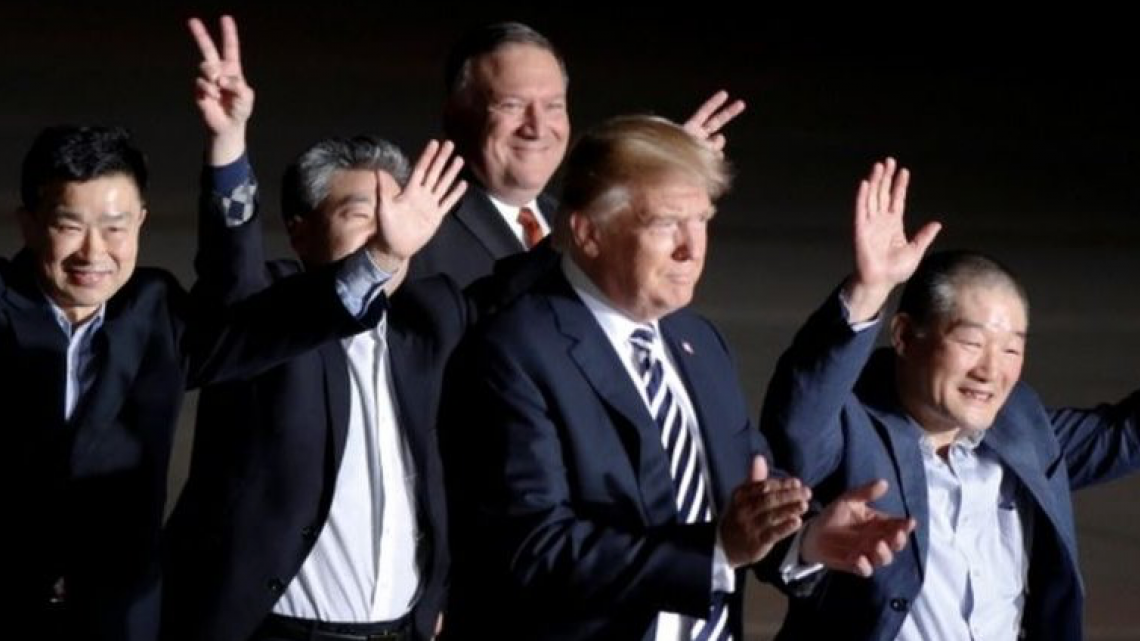 Trump recibe a los tres estadounidenses liberados por Corea del Norte