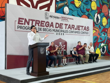 Familias reciben tarjetas de beca municipal de nivel primaria