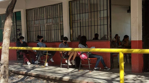 Alumnos toman clases fuera de los salones ya que Secundaria pide 100% de los alumnos 