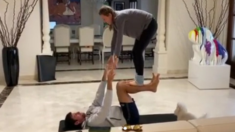 Novak Djokovic reta a deportistas a hacer postura de AcroYoga en pareja