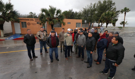 Frío y lluvia no detienen a Mario López; supervisa instalaciones de Playa Bagdad