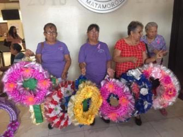 Recaudan fondos abuelitos a través de ventas de coronas de muerto 