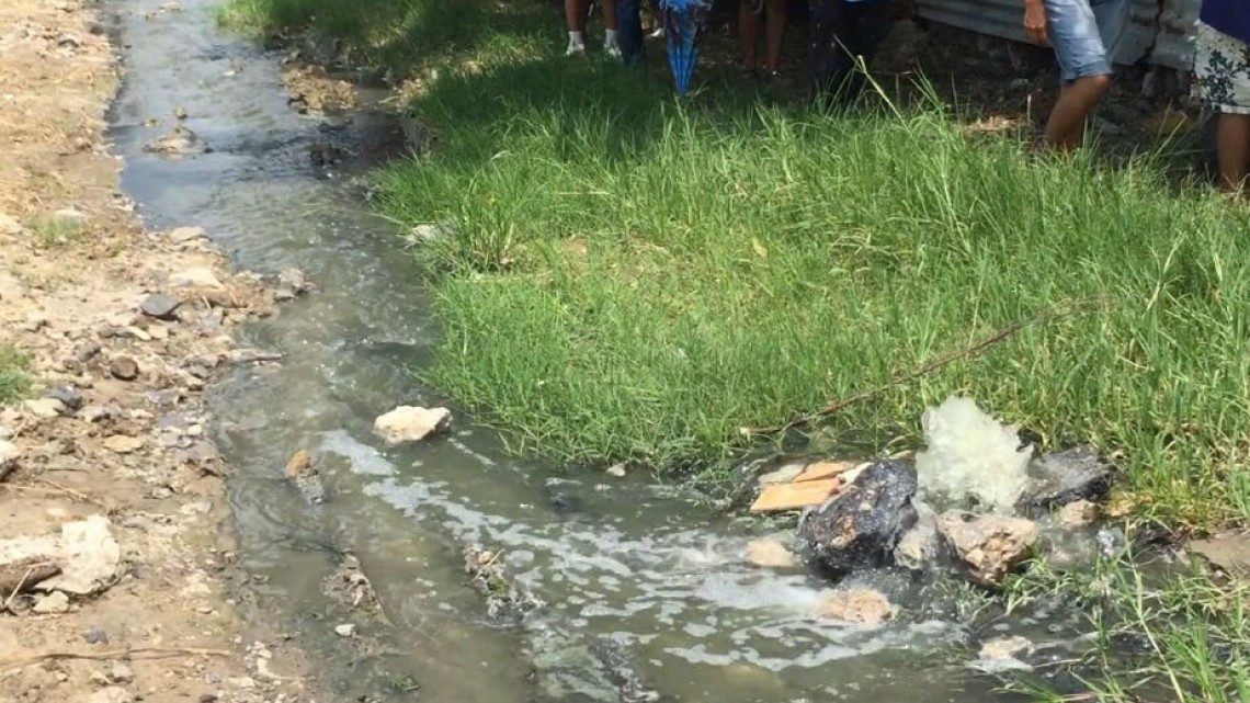 Mujer de la tercera edad vive inundada por aguas negras