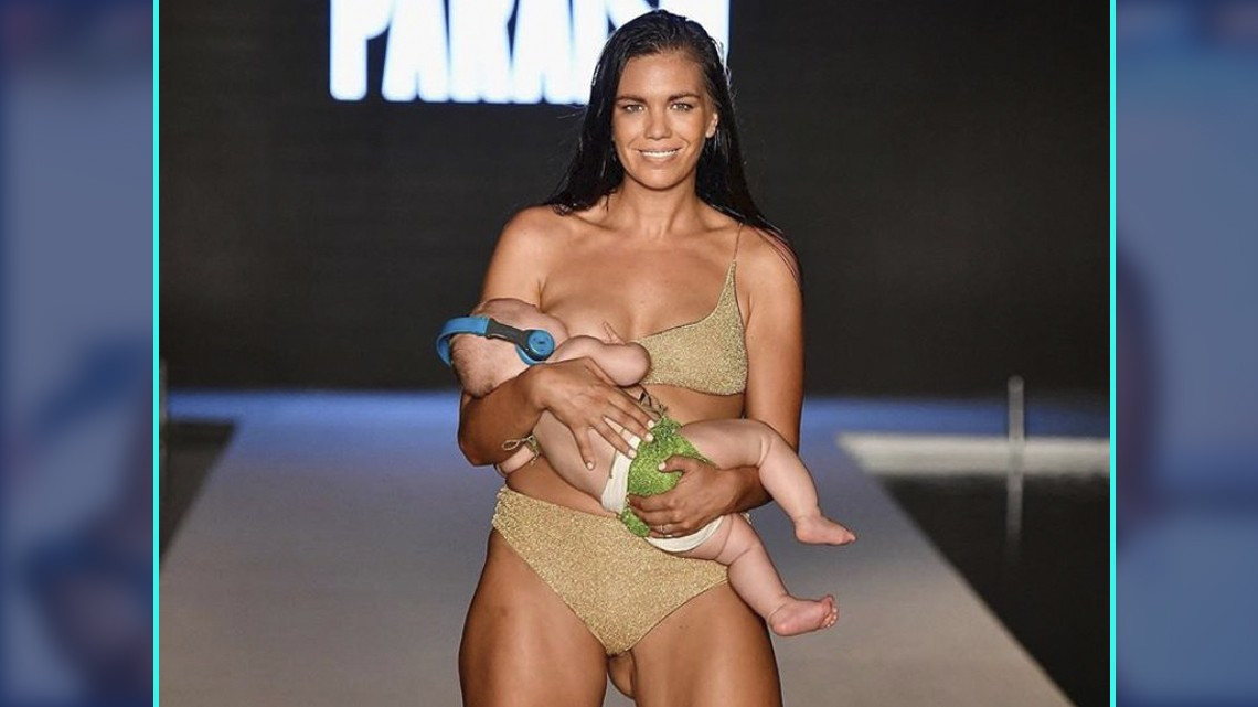 Mara Martin amamanta a su bebé en plena pasarela