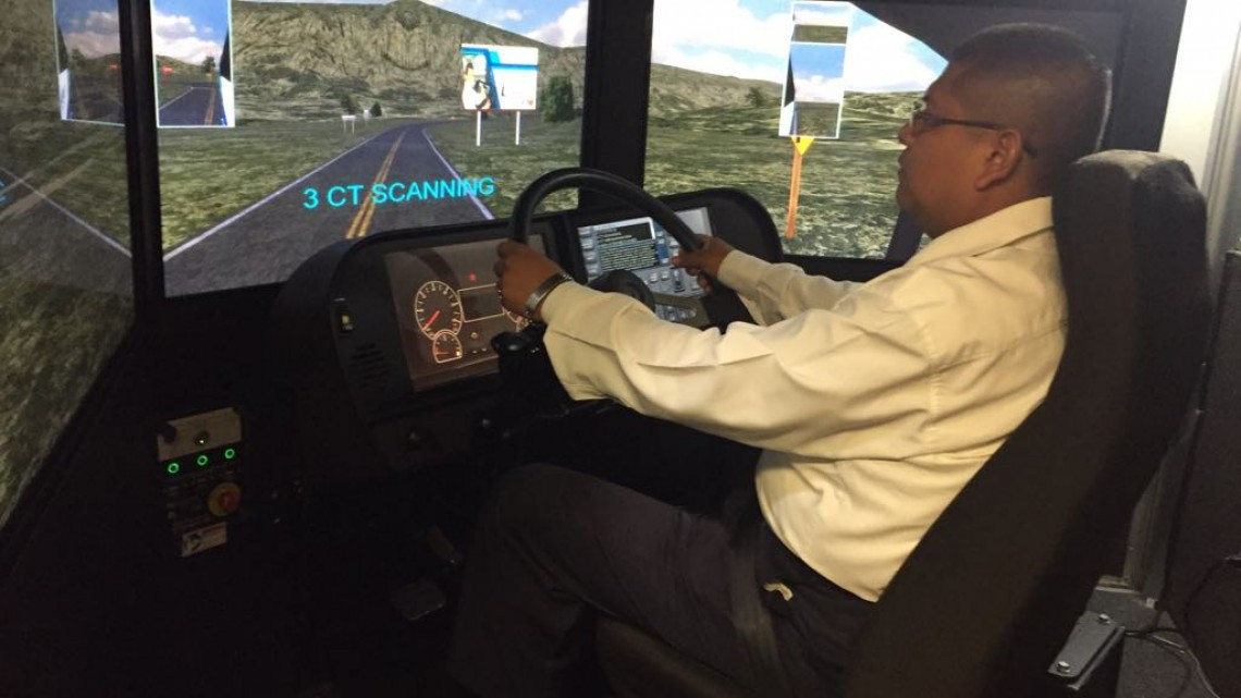 Empresa de transporte público inaugura, sala de simulación virtual, para capacitación de choferes.