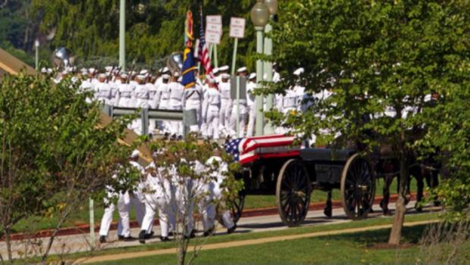 Sepultan a John McCain en cementerio de Annapolis