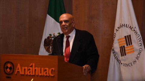 Concede España condecoración a diplomático mexicano Alberto Lozoya