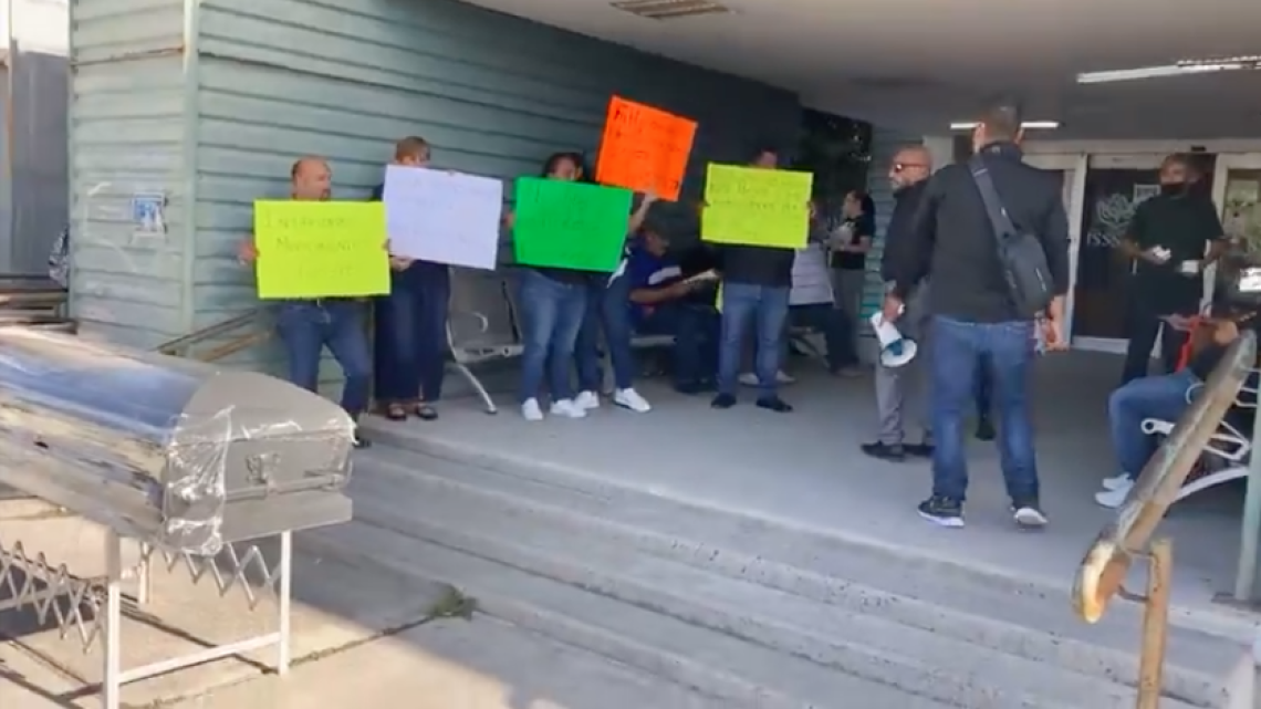 Maestros protestan con ataúd frente al ISSSTE por mal servicio