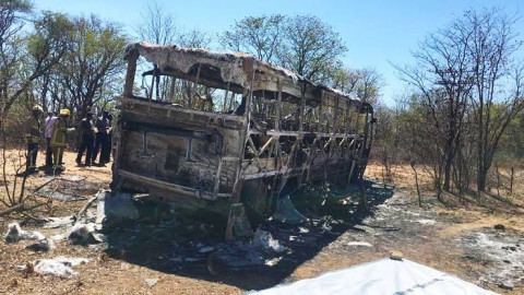 Al menos 42 muertos al incendiarse un autobús en Zimbabue