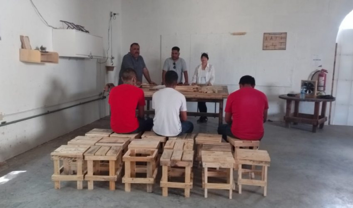 Adolescentes en externamiento elaboran y donan sillas a infancias en condición de migración