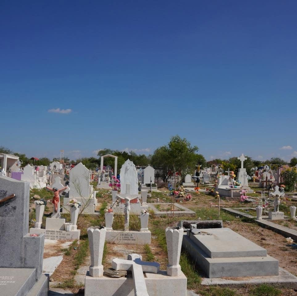 Realizan operativo de limpieza en panteones para el Día de Muertos