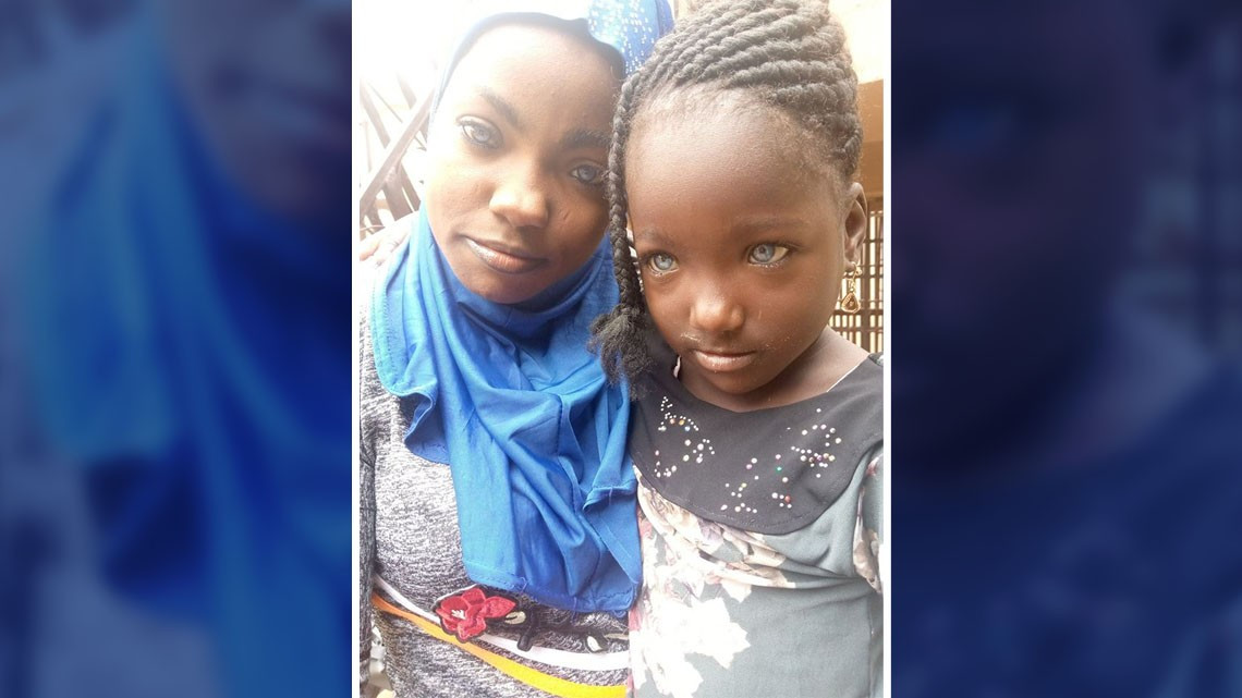 Por esta condición, hombre abandona a su esposa y a sus hijas