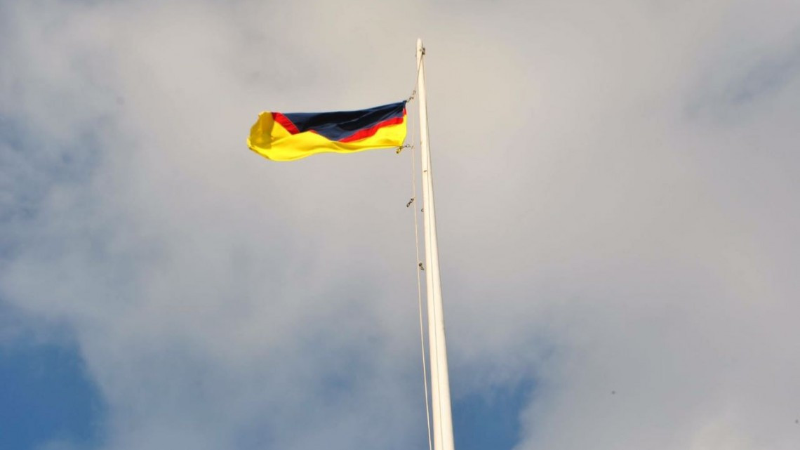 Se disculpan americanistas por subir bandera en asta