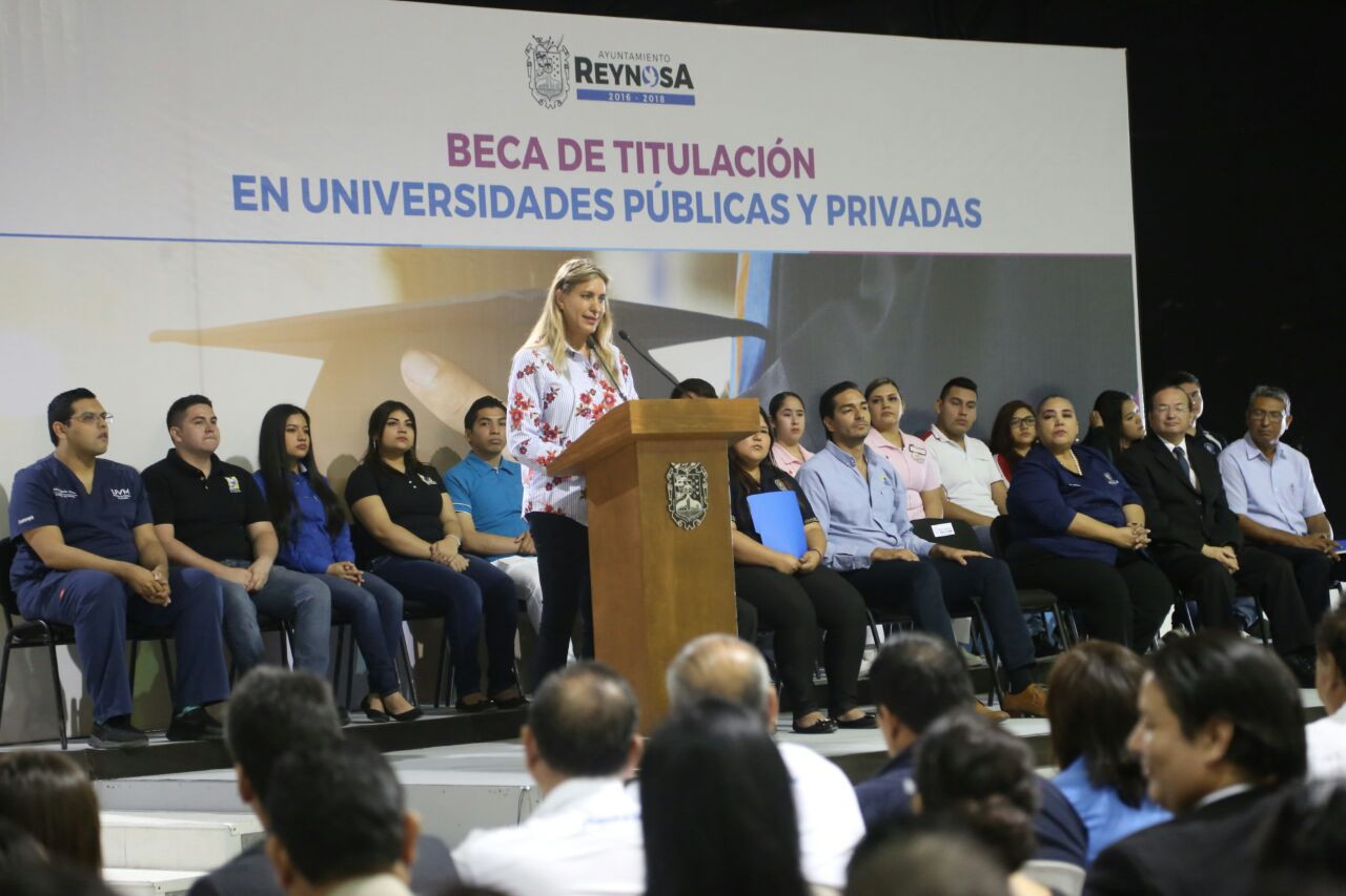 Entrega Maki Ortiz más de 13 MDP para titulación de universitarios