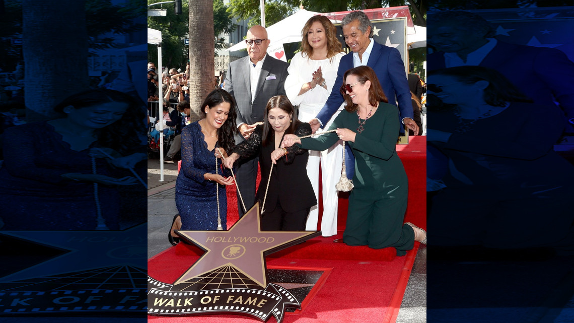 Recibe Ana Gabriel su estrella en el Paseo de la Fama de Hollywood