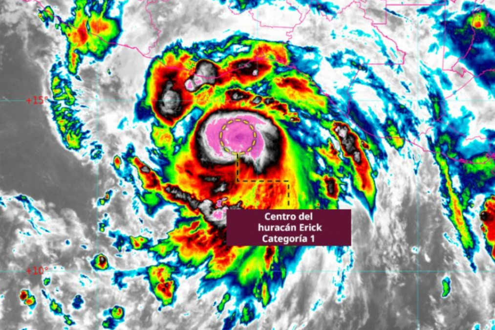 Erick se intensifica a huracán categoría 1 frente a las costas de Oaxaca