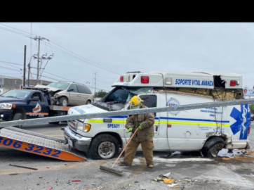 Ambulancia que trasladaba a paciente vuelca tras choque, al menos 4 lesionados